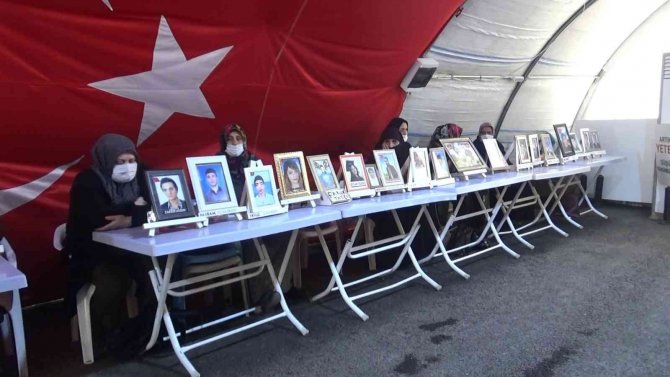 Hdp İ̇l Başkanlığı Önünde Evlat Yolu Gözleyen Aileler, Eylemlerini Kararlılıkla Sürdürüyor