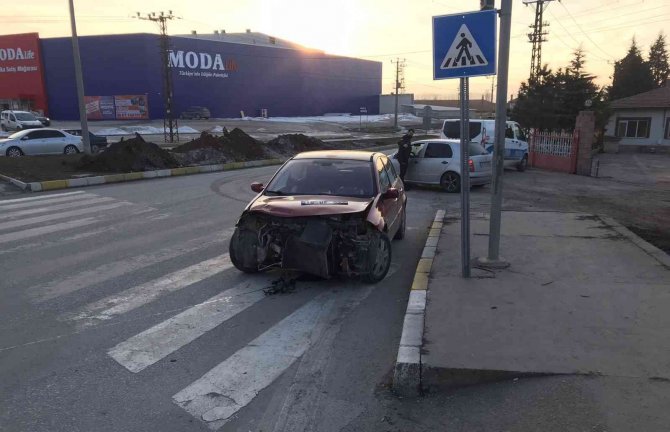 Otomobil İle Hasta Taşıyan Ambulans Çarpıştı: 5 Yaralı