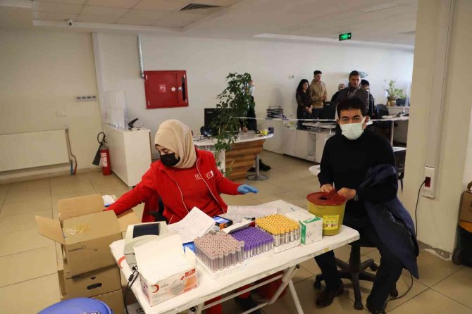 Di̇ski̇’den Kızılay’a Kan Bağışı