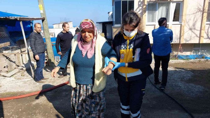 Yangında Polisler Yaşlı Kadını Ölümden Kurtardı