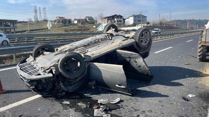 Traktörle Çarpışan Otomobil Takla Attı 3 Kişi Yaralandı