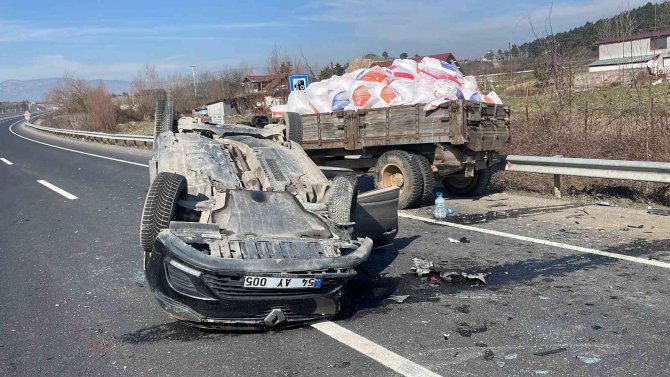 Traktörle Çarpışan Otomobil Takla Attı 3 Kişi Yaralandı