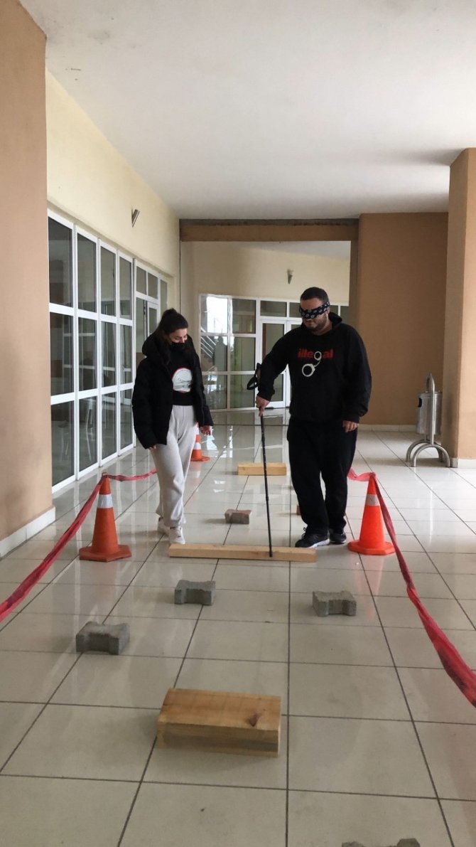 Empati Kurmak İçin Bir Günlüğüne Engelli Oldular