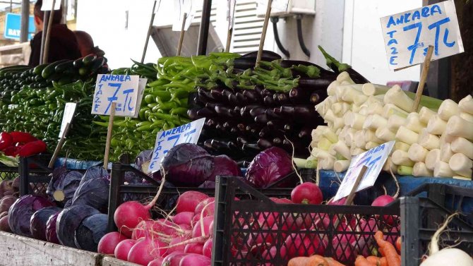 Semt Pazarlarında Sebze Ve Meyve Fiyatları Yarı Yarıya Düştü