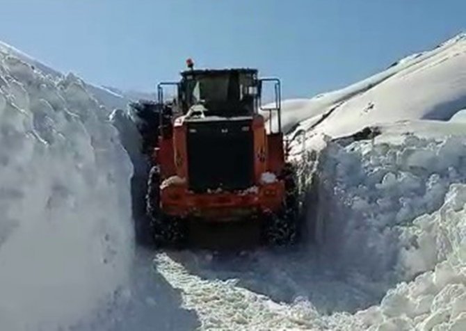 İ̇nsan Boyunu Aşan Karda Yol Açma Çalışması