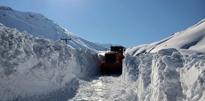 İ̇nsan Boyunu Aşan Karda Yol Açma Çalışması