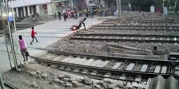 Motosikletli Sürücü, Trenin Altında Kalmaktan Son Anda Kurtuldu