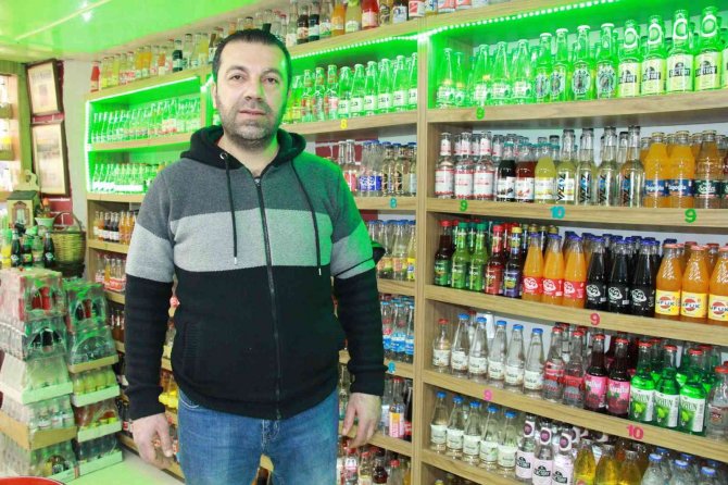 Çocukluğunu Özleyen Bu Gazozcuya Geliyor: 150 Çeşit Gazoz Var