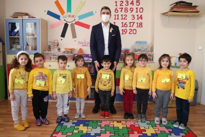 Kartal’da Kansere Dikkat Çekmek İçin Gökyüzüne Sarı Balonlar Bırakıldı