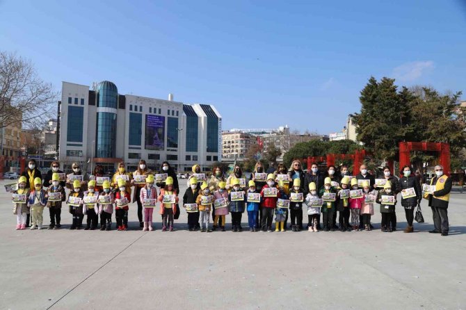 Kartal’da Kansere Dikkat Çekmek İçin Gökyüzüne Sarı Balonlar Bırakıldı