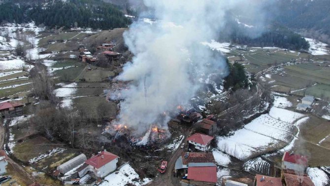 Kastamonu Valisi Çakır: “40 Hanenin 15 Hanesi Yandı, Şükür Can Kaybı Yok”