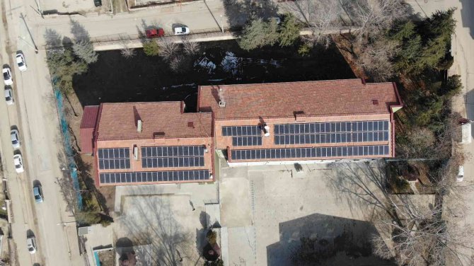 Bu Okulun Elektrik Enerjisinin Yüzde 90’ı Güneşten