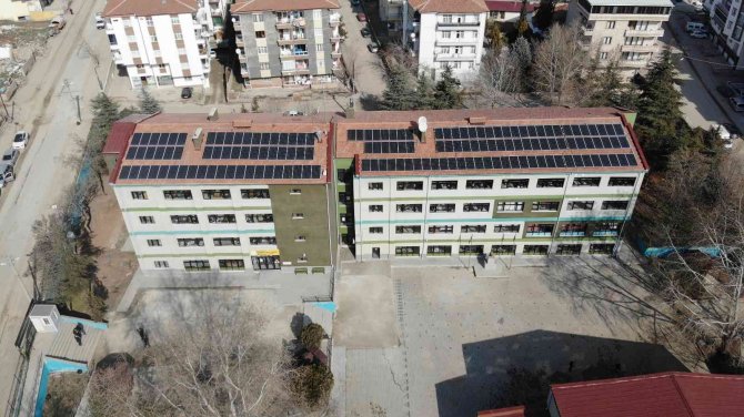 Bu Okulun Elektrik Enerjisinin Yüzde 90’ı Güneşten