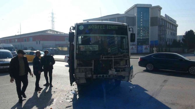 Halk Otobüsü İle Tehlikeli Madde Taşıyan Tanker Çarpıştı: 2 Yaralı
