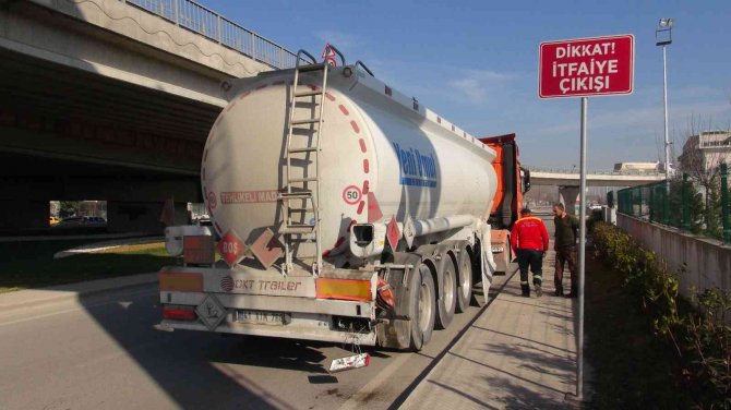 Halk Otobüsü İle Tehlikeli Madde Taşıyan Tanker Çarpıştı: 2 Yaralı