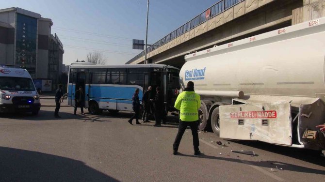Halk Otobüsü İle Tehlikeli Madde Taşıyan Tanker Çarpıştı: 2 Yaralı