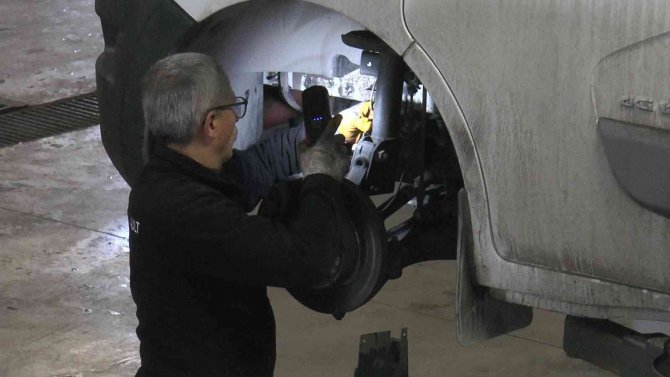 Elektrikleri Kesik Olan Otomobil Yetkili Servisi 20 Gündür Jeneratörle Çalışıyor