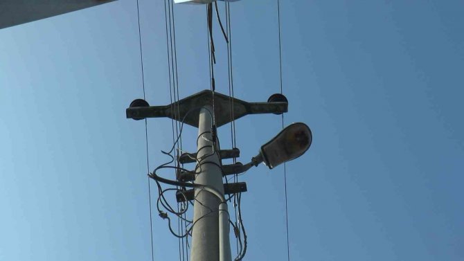 Elektrikleri Kesik Olan Otomobil Yetkili Servisi 20 Gündür Jeneratörle Çalışıyor