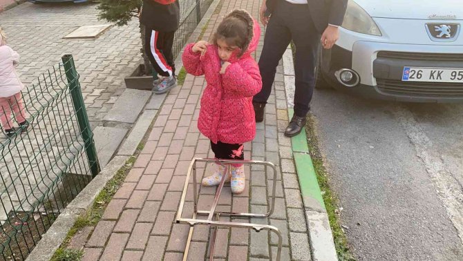 Sehpa Demirine Sıkışan Çocuğu İtfaiye Kurtardı