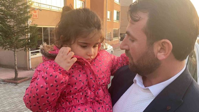 Sehpa Demirine Sıkışan Çocuğu İtfaiye Kurtardı