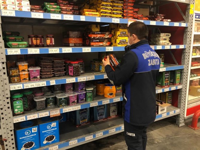 Zabıtalar Marketlerdeki Etiketleri Denetliyor