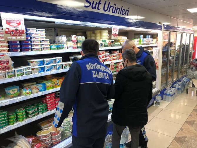Zabıtalar Marketlerdeki Etiketleri Denetliyor