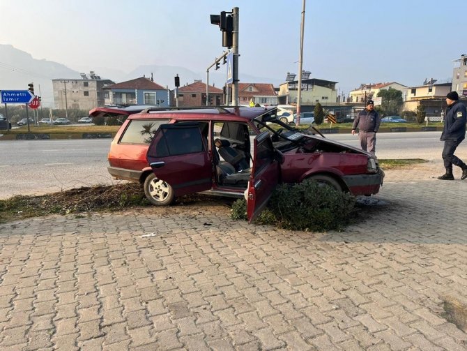 Otomobil Tıra Arkadan Çarptı, 2 Kişi Ölümden Döndü