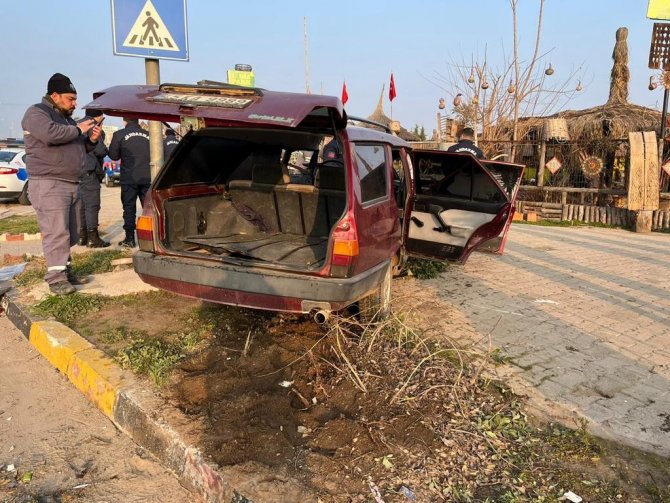 Otomobil Tıra Arkadan Çarptı, 2 Kişi Ölümden Döndü