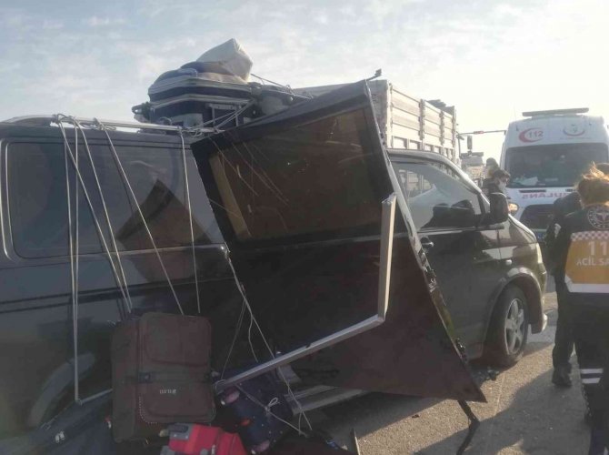 Mardin’de Ticari Araç Tırın Dorsesine Çarptı: 1 Ölü, 8 Yaralı