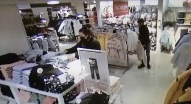 Şişli Polisi Mağazada Genç Kadına Teşhircilik Yapan Şahsı Kıskıvrak Yakaladı