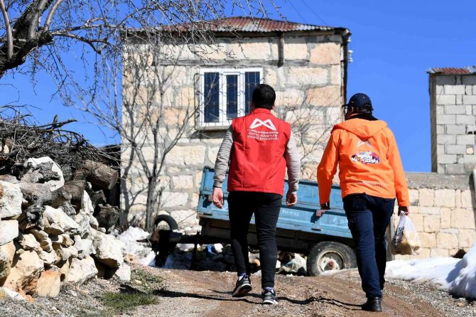 Büyükşehir Belediyesi, 3 İlçede Vatandaşa 10 Ton Limon Dağıttı