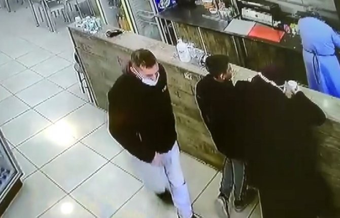 Önce Sipariş Verdi, Sonra Herkesin İçinde 2 Tane Telefonu Böyle Çaldı