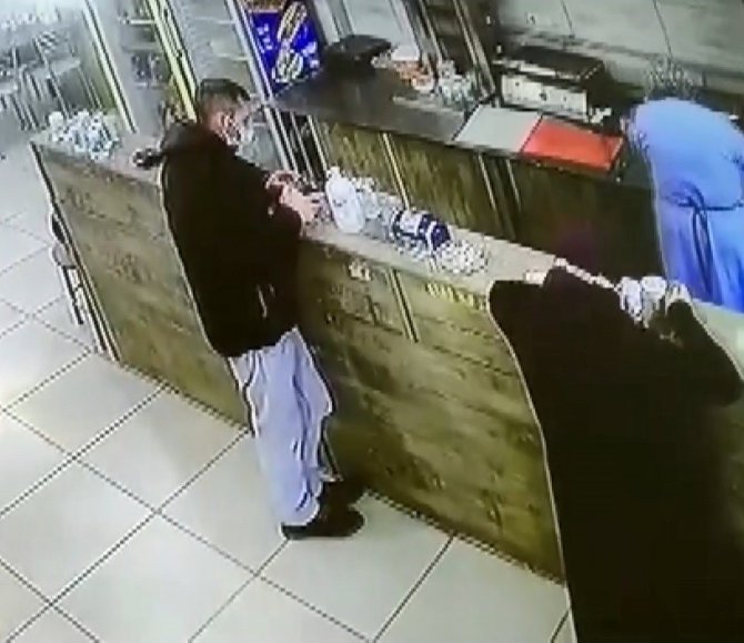 Önce Sipariş Verdi, Sonra Herkesin İçinde 2 Tane Telefonu Böyle Çaldı
