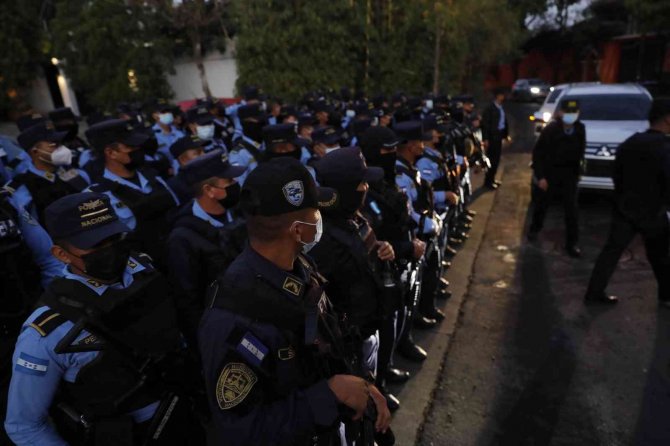 Honduras Eski Devlet Başkanı Hernandez Gözaltında