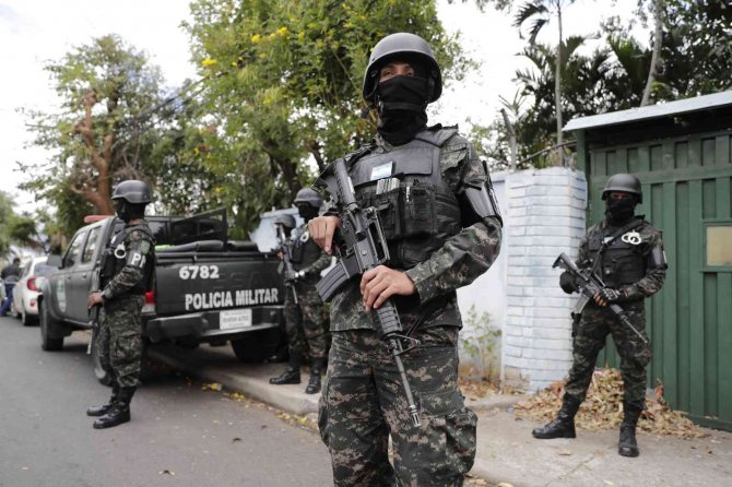 Honduras Eski Devlet Başkanı Hernandez Gözaltında