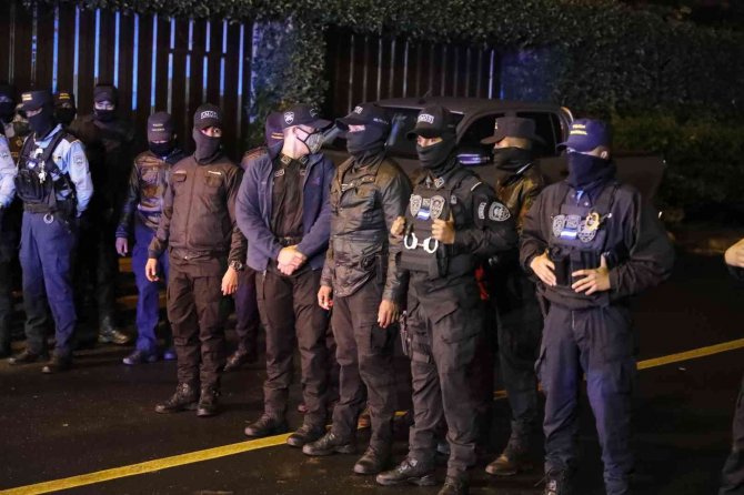Honduras Eski Devlet Başkanı Hernandez Gözaltında