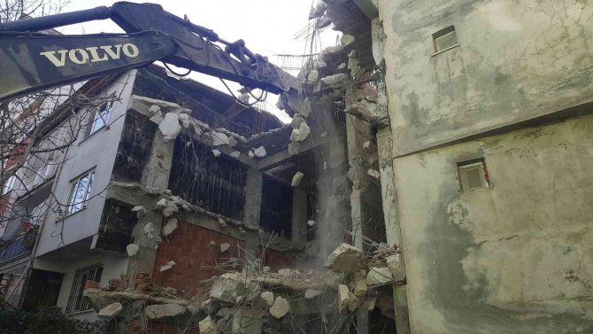 4 Katlı Kaçak Ev Yıkıldı