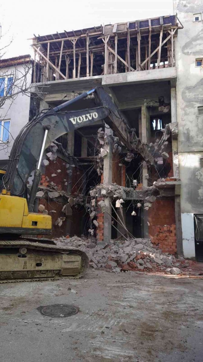 4 Katlı Kaçak Ev Yıkıldı