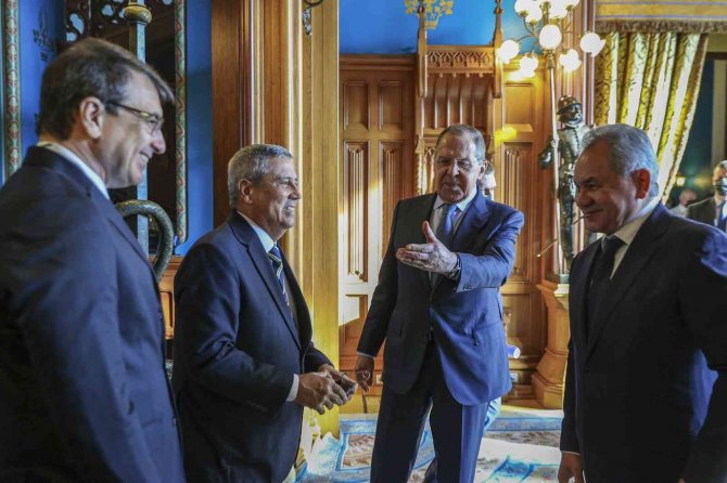 Lavrov: “Batı’nın Ukrayna Etrafındaki Histerisi, Bizi Derin Şaşkınlığa Uğratıyor”