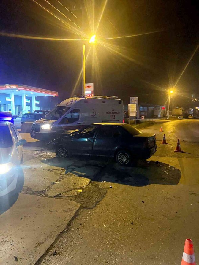 Kontrolden Çıkan Otomobil Elektrik Direğine Çarptı: 1 Yaralı