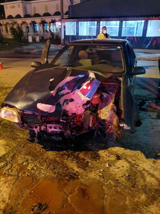 Kontrolden Çıkan Otomobil Elektrik Direğine Çarptı: 1 Yaralı