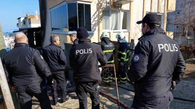 Yangında Polisler Yaşlı Kadını Ölümden Kurtardı