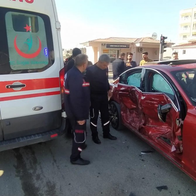 Siirt’te Ambulans İle Otomobil Çarpıştı: 8 Yaralı
