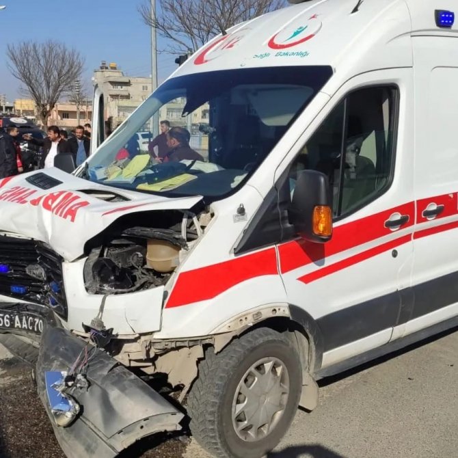 Siirt’te Ambulans İle Otomobil Çarpıştı: 8 Yaralı