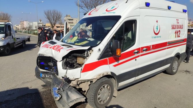 Siirt’te Ambulans İle Otomobil Çarpıştı: 8 Yaralı