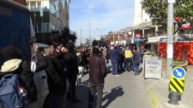 Şişli’de İlginç Görüntü: Aydınlatma Direğine Tırmanıp Türk Bayrağı Salladı