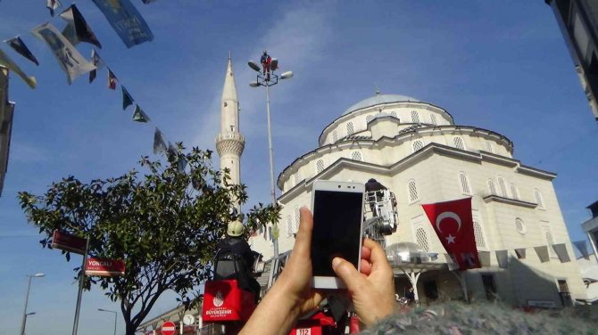 Şişli’de İlginç Görüntü: Aydınlatma Direğine Tırmanıp Türk Bayrağı Salladı
