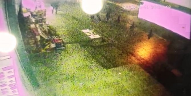 Sultanbeyli’de Yayalar, Kazada Savrulan Araçtan Kıl Payı Kurtuldular