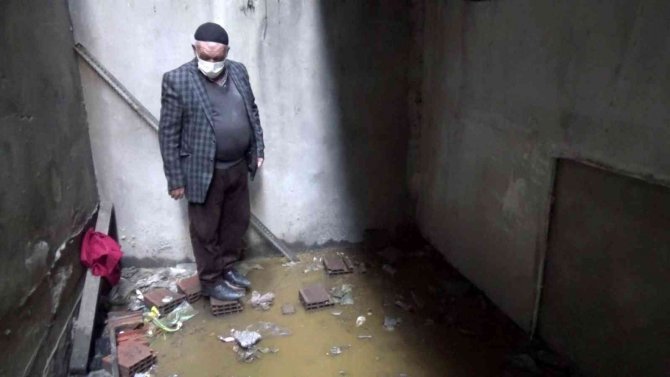 Sultangazi’de 4 Binanın Bodrum Katını Lağım Suyu Bastı: İ̇ski̇’ye Tepki Yağdı