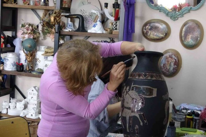 Eski Ve Atıl Eşyaları Boyayıp, Şekillendirip Tekrar Kullanılır Hale Getiriyorlar